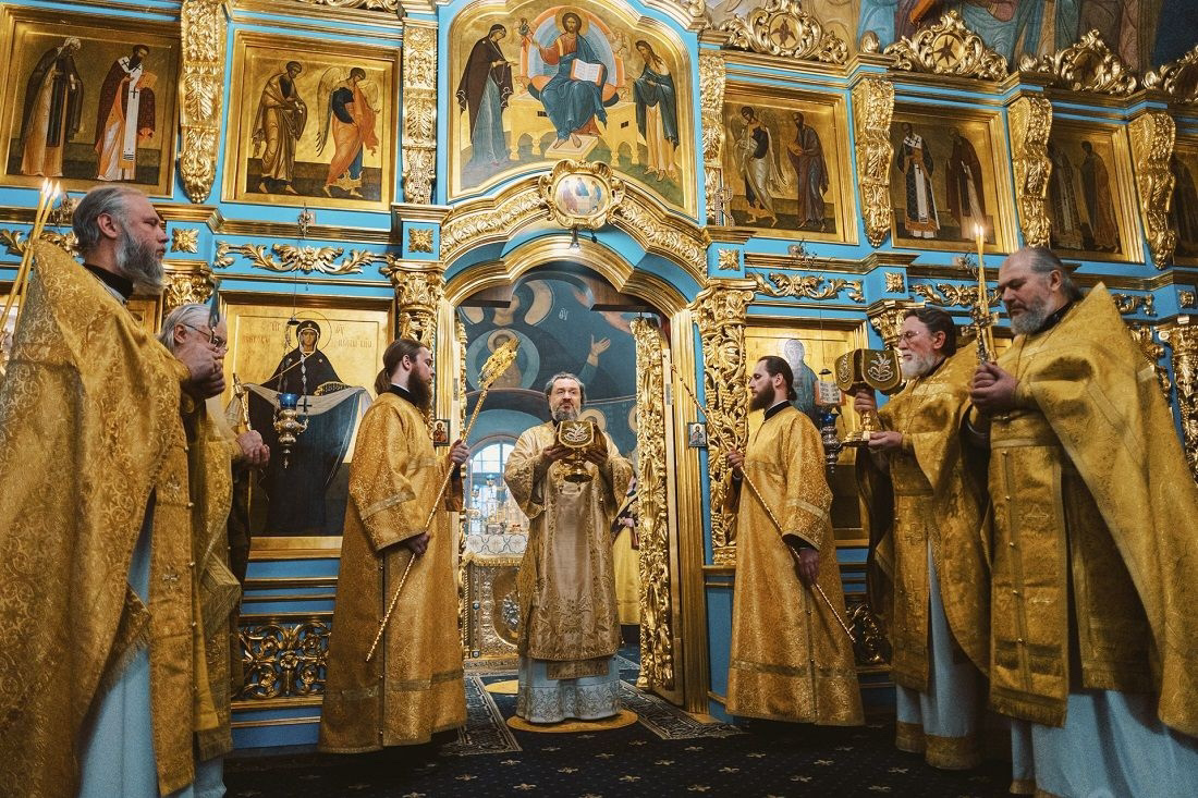 Настоятель и братия подворья поздравили наместника с именинами.