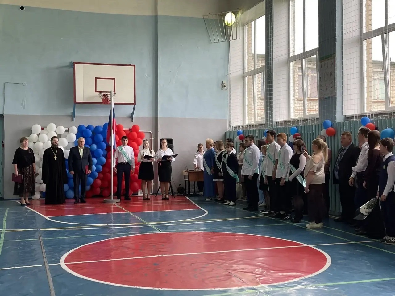 Настоятель подворья принял участие в Последнем звонке в школе д. Лидино.