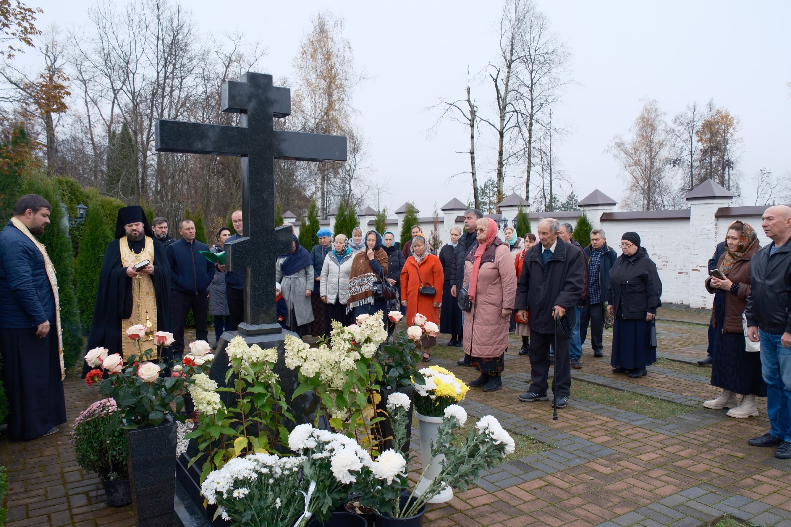 На подворье совершили заупокойные богослужения